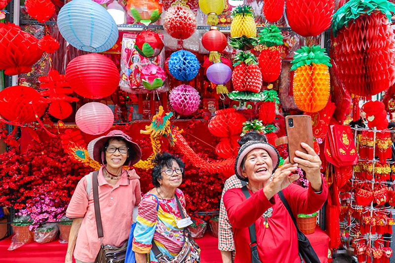 Jual Pernak-pernik Imlek, Kawasan Glodok Didominasi Warna Merah - Bagian 3