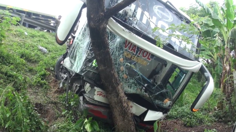 Kecelakaan di Tol Mojokerto, Bus Harapan Jaya Tabrak Mitsubishi Kuda dan Pembatas Jalan