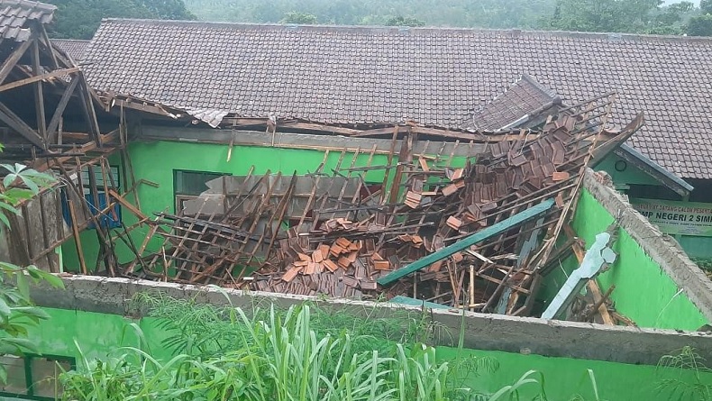Hujan Disertai Angin Kencang, Atap Ruangan Laboratorium Komputer SMP di Sukabumi Ambruk