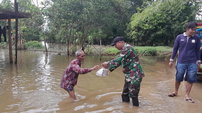 Banjir di HST Kalsel, TNI Buka Posko Dapur Umum dan Bagikan Makanan Siap Saji