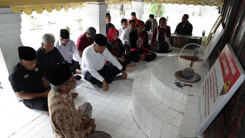 Ganjar Pranowo Ziarah ke Makam Pendiri Kabupaten Ponorogo, Ini Harapan Juru Kunci