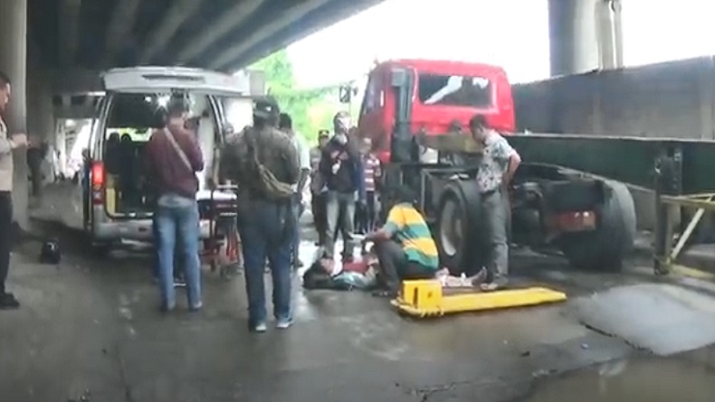 Pemotor Jatuh dari Flyover Pelabuhan Tanjung Emas Semarang, Korban Luka Parah
