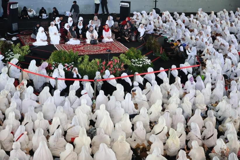 Siti Atikoh Mengaji Bareng Ribuan Ibu-Ibu di Surabaya - Bagian 1
