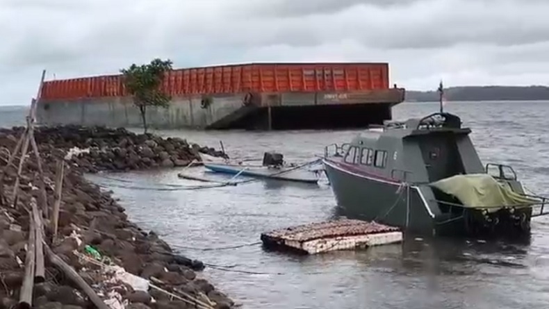 Warga Panik Saksikan 2 Kapal Tongkang di Teluk Parepare Hanyut Diterjang Cuaca Ekstrem