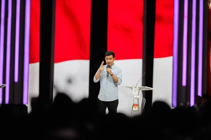 Momen Gibran Melanggar Aturan saat Debat Cawapres - Bagian 4