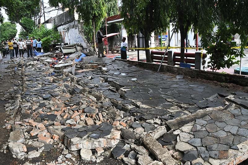 Penampakan Tembok Roboh di Tebet, 3 Orang Meninggal Tertimpa Reruntuhan - Bagian 1