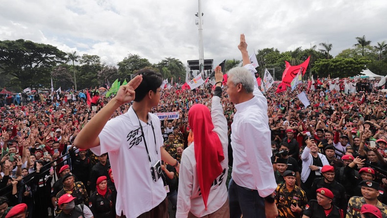 title Kampanye Akbar Ganjar-Mahfud di Bandung, Ribuan Pendukung Goyang Sat Set di Lapangan Tegalega Kampanye Akbar Ganjar-Mahfud di Bandung, Ribuan Pendukung Goyang Sat Set di Lapangan Tegalega