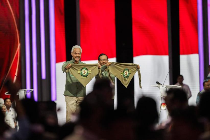 Gaya Kompak Ganjar-Mahfud Pakai Baju Pencinta Alam Bertulisan Sat-Set Tas-Tes - Bagian 1