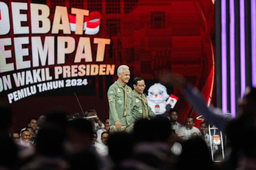 Gaya Kompak Ganjar-Mahfud Pakai Baju Pencinta Alam Bertulisan Sat-Set Tas-Tes - Bagian 3