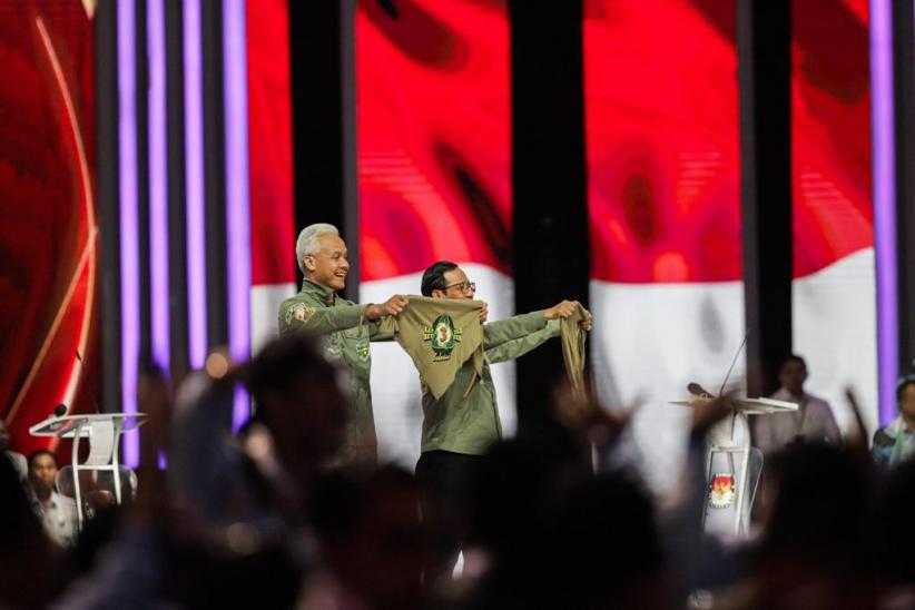 Gaya Kompak Ganjar-Mahfud Pakai Baju Pencinta Alam Bertulisan Sat-Set Tas-Tes - Bagian 2