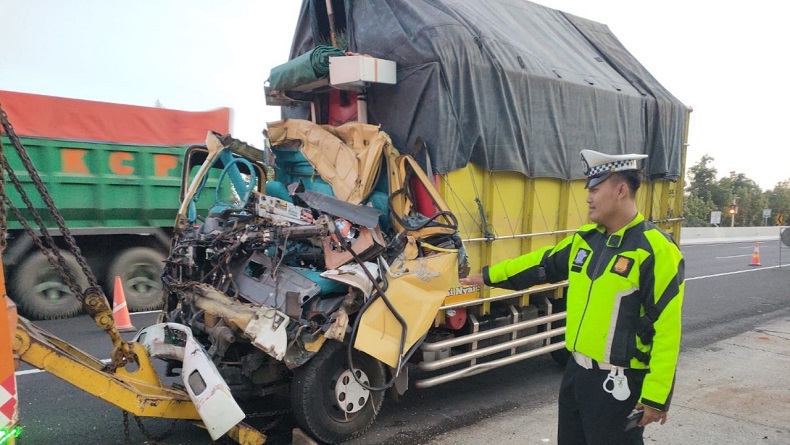 Kecelakaan di Tol Cipali Colt Diesel Tabrak Belakang Truk, Sopir Tewas Mengenaskan