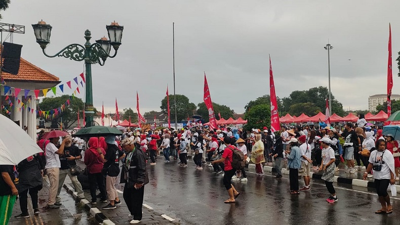 Ribuan Warga Ikut Jalan Sehat Mubeng Beteng Bareng Relawan Ganjar-Mahfud di Alun-Alun Kidul Jogja