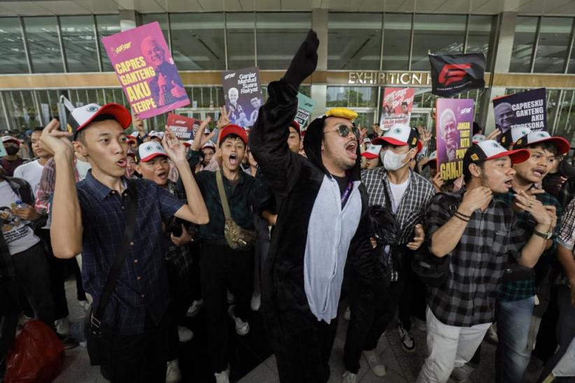 Suasana JCC Senayan Jelang Debat Cawapres, Pendukung Berdatangan - Bagian 3