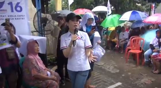 Diguyur Hujan Deras, Emak-Emak Antusias Sambut Caleg Perindo Angela Tanoesoedibjo di Surabaya
