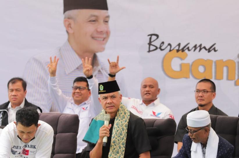 Ganjar Pranowo Disambut Histeris Santri Ponpes Roudlotussolihin Lampung  - Bagian 2