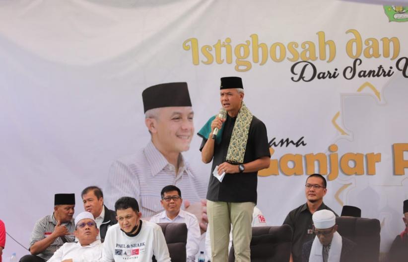 Ganjar Pranowo Disambut Histeris Santri Ponpes Roudlotussolihin Lampung  - Bagian 3