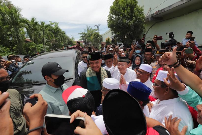 Ganjar Pranowo Disambut Histeris Santri Ponpes Roudlotussolihin Lampung  - Bagian 1