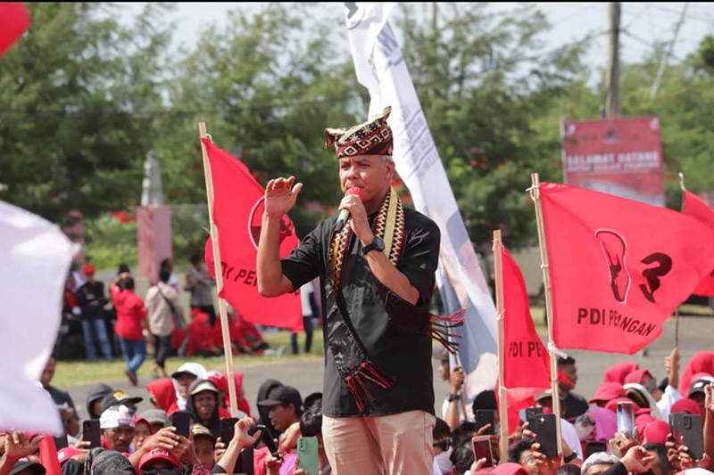 Ganjar Pranowo Pakai Penutup Kepala Tukkus di Hajatan Rakyat Lampung - Bagian 2