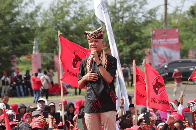 Ganjar Pranowo Pakai Penutup Kepala Tukkus di Hajatan Rakyat Lampung - Bagian 3