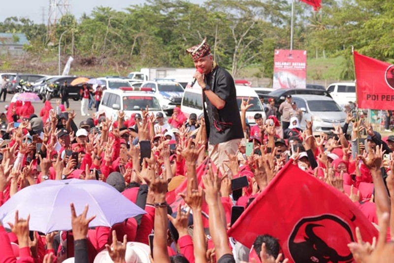 Ganjar Pranowo Pakai Penutup Kepala Tukkus di Hajatan Rakyat Lampung - Bagian 1