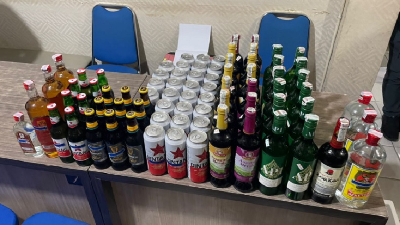 Curigai Pria Masuk Lorong Ruko di Jayapura, Petugas Temukan Puluhan Botol dan Kaleng Miras