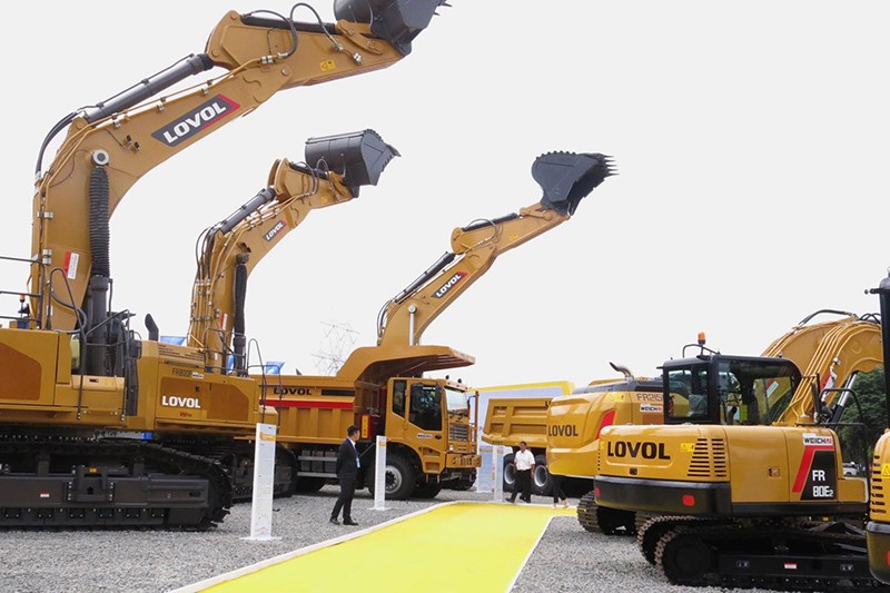 Jalin Kerja Sama dengan MNC Kapital, SHIG Pamerkan Ragam Alat Berat dan Transportasi - Bagian 1