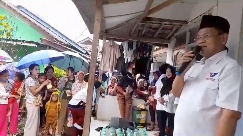 Hujan, Warga Paseh Bandung Tetap Antusias Hadiri Kegiatan Caleg Perindo Abdul Khalik