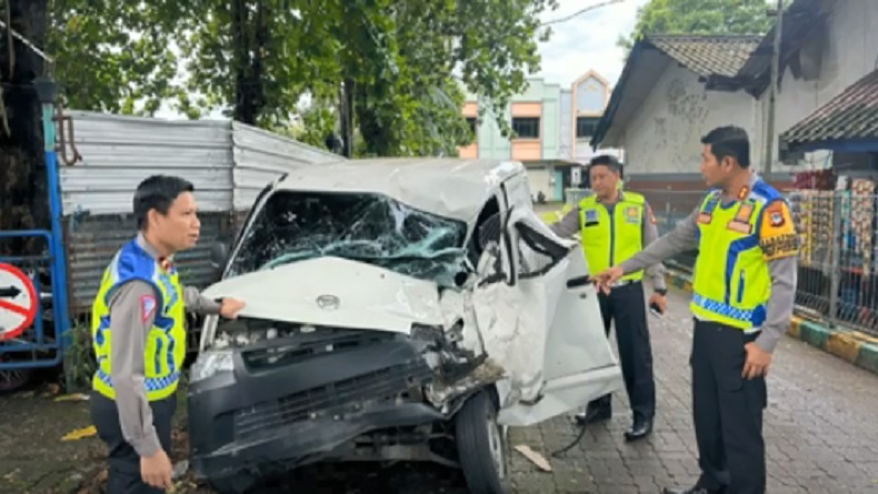 title Kecelakaan Mobil Boks Pengangkut Uang Vs Bus di Makassar, Polisi Pengawal Terjepit Kendaraan Kecelakaan Mobil Boks Pengangkut Uang Vs Bus di Makassar, Polisi Pengawal Terjepit Kendaraan