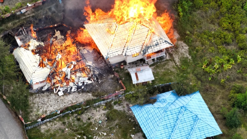 title KKB Berulah Lagi, Serang Kampung Mamba Intan Jaya dan Bakar 2 Rumah Dinas DPRD KKB Berulah Lagi, Serang Kampung Mamba Intan Jaya dan Bakar 2 Rumah Dinas DPRD