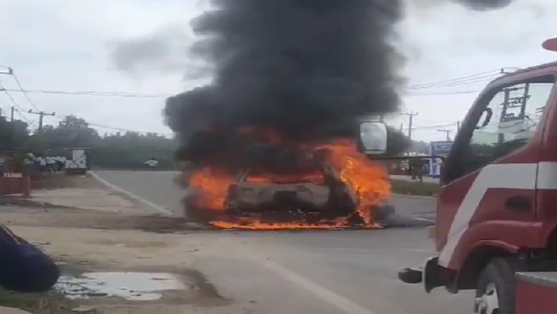 title Mobil Gunakan Tangki Rakitan Terbakar di Kendari, Pengemudi Kabur Dicari Polisi Mobil Gunakan Tangki Rakitan Terbakar di Kendari, Pengemudi Kabur Dicari Polisi