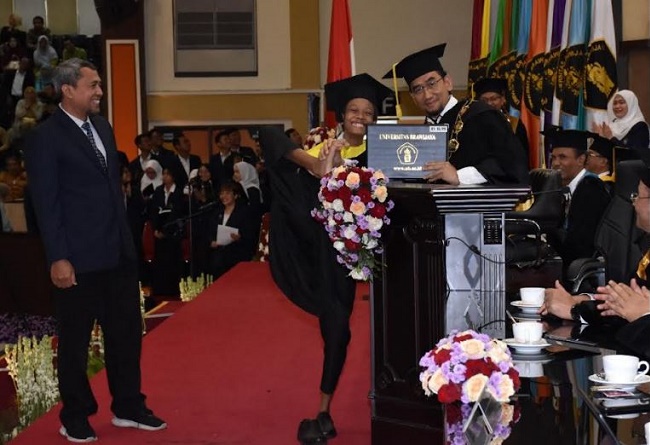 Momen Haru Rektor UB Datangi Wisudawan Disabilitas hingga Salaman dengan Kaki