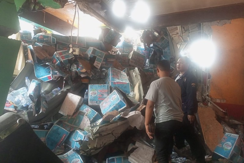 Tabrakan Beruntun di Puncak, Truk Hantam Angkot hingga Kios Tambal Ban - Bagian 1