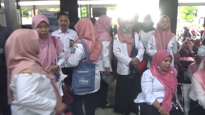 title Tunjangan Terancam Tak Cair jika Tunggak Pajak, Ribuan ASN Serbu Bappeda Jombang Tunjangan Terancam Tak Cair jika Tunggak Pajak, Ribuan ASN Serbu Bappeda Jombang