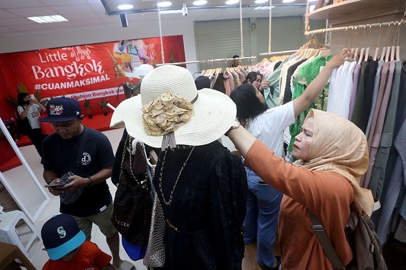 Ramainya Pusat Fashion Impor Little Bangkok di Tanah Abang - Bagian 2