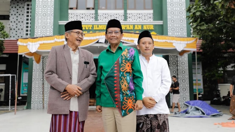 Pengasuh Ponpes An Anur Ngrukem Doakan Mahfud MD Jadi Wapres