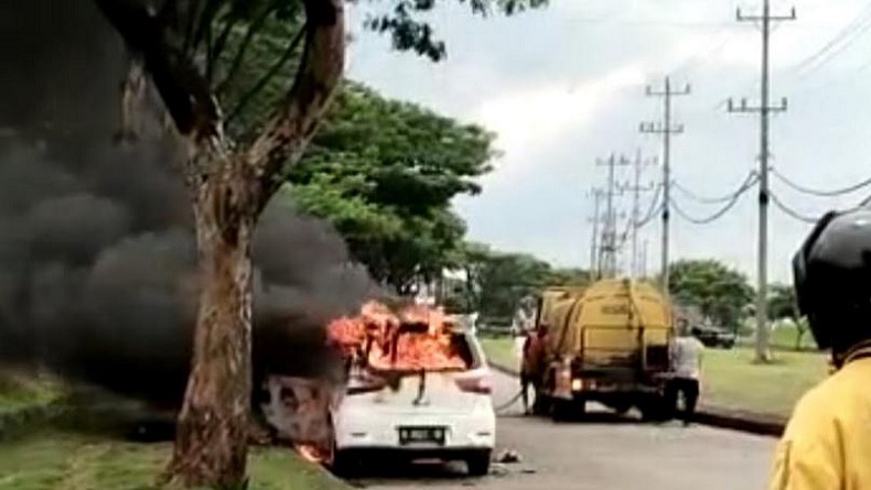 Mobil Terbakar di Kawasan BSB Mijen Semarang, Pengemudi Selamat