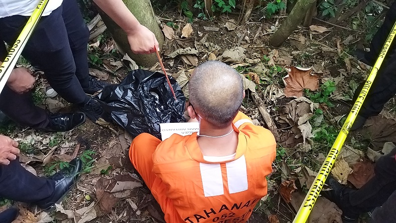 Rekonstruksi Mutilasi Pengusaha Kafe di Malang, Pelaku sempat Doa saat Kubur Kepala Korban 