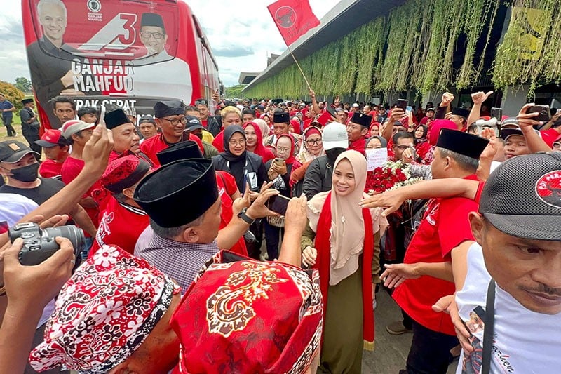 Siti Atikoh Disambut Meriah Masyarakat Banyuwangi - Bagian 1
