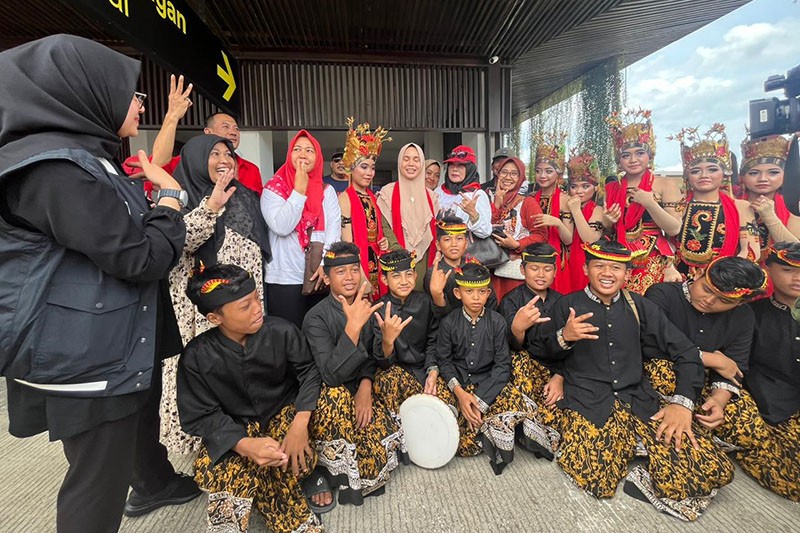 Siti Atikoh Disambut Meriah Masyarakat Banyuwangi - Bagian 3