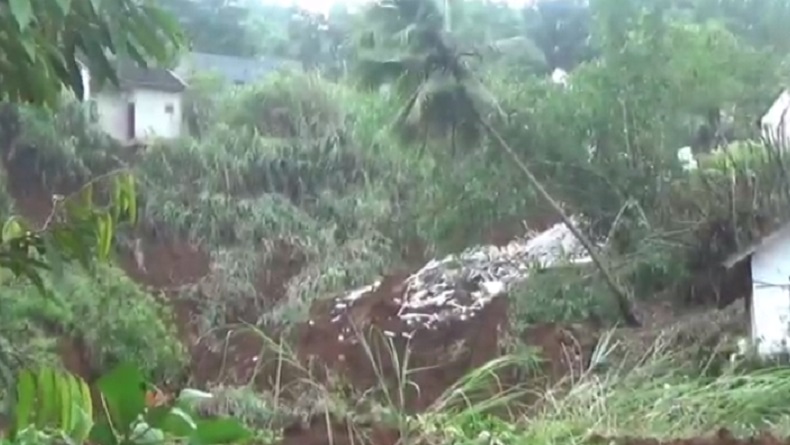 title Tebing Longsor di Sukabumi Timbun 10 Rumah, Warga Panik Berhamburan Tebing Longsor di Sukabumi Timbun 10 Rumah, Warga Panik Berhamburan
