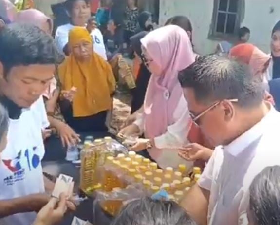 Warga Serbu Tebus Murah Minyak Goreng Caleg Perindo Rini Soraya di Serang
