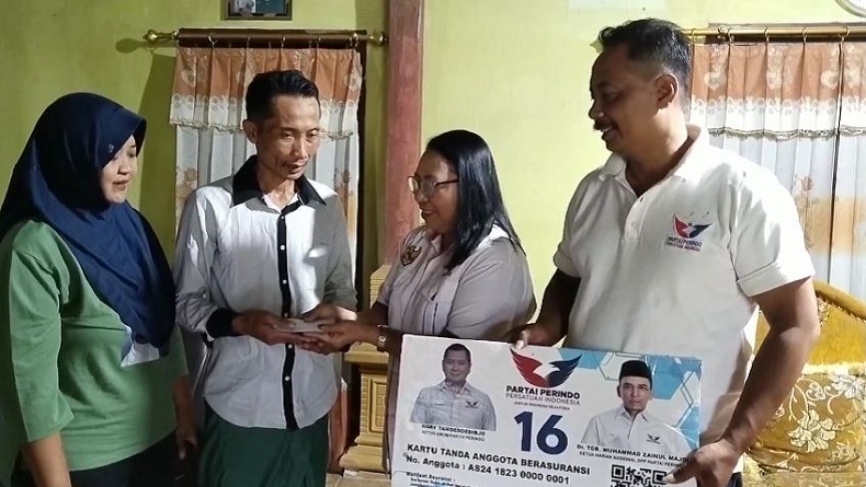 Caleg Perindo Jeannie Latumahina Serahkan Klaim Asuransi Kecelakaan ke Ahli Waris di Tulungagung