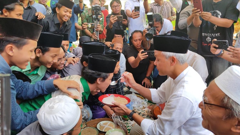 Ganjar Pranowo Dahar Kembul Bersama Kiai dan Santri di Ponpes An Nur Ngrukem
