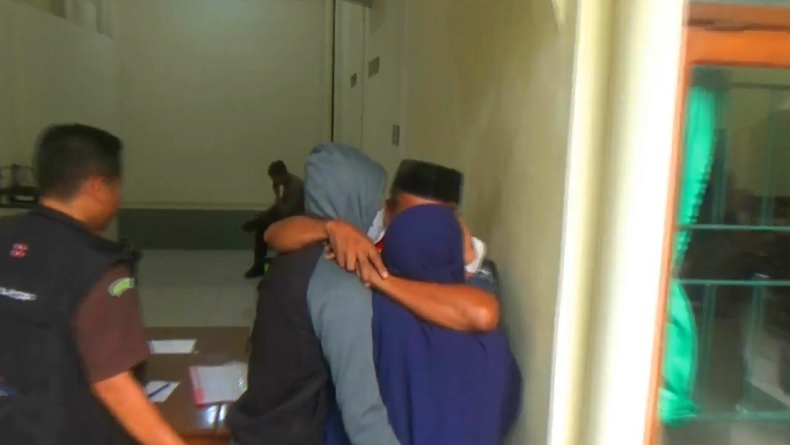 Dijenguk Keluarga di Tahanan, Tangis Terdakwa Pencuri Ayam Milik Kades di Bojonegoro Pecah