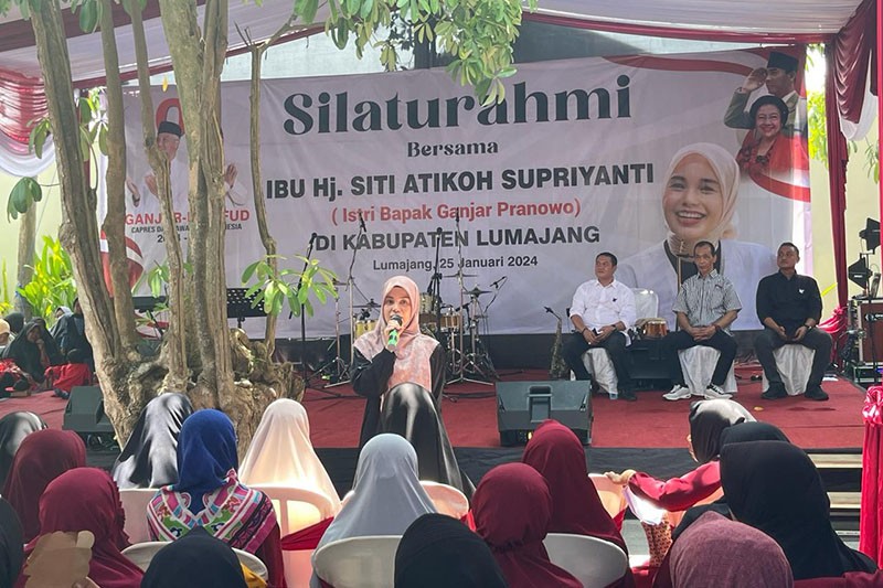 Siti Atikoh Disambut Ribuan Ibu-Ibu di Lumajang - Bagian 2