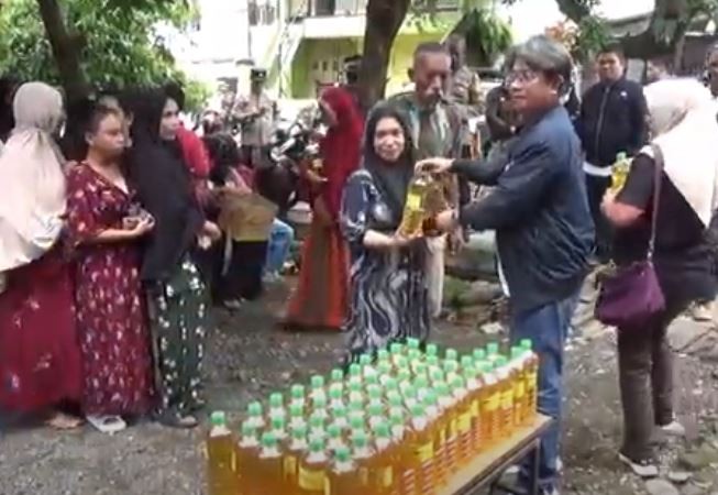 Warga Makassar Serbu Bazar Minyak Goreng Murah Caleg Perindo