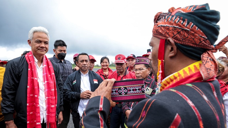 Ganjar Disambut Tokoh Adat Hingga Dibalutkan Songke Manggarai Saat Tiba Di Ruteng 3857