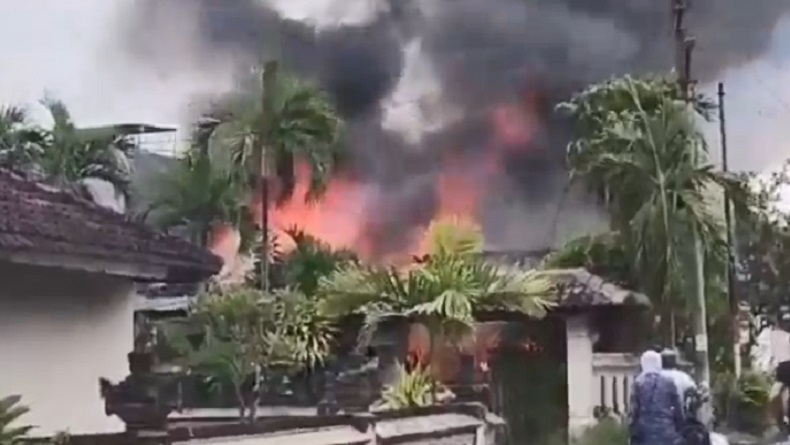 Kebakaran Hebat Rumah di Gianyar Bali, Lansia Stroke Tewas Terjebak Kobaran Api