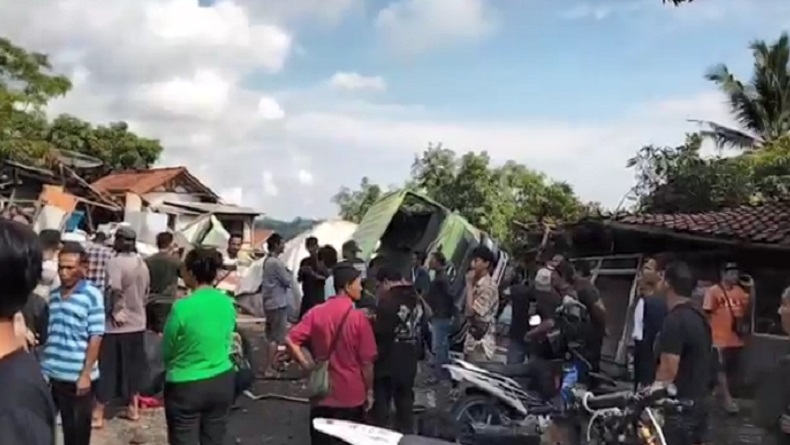 Kecelakaan Beruntun Truk Tabrak 4 Kendaraan di Sumedang, 1 Tewas dan Pasutri Luka Parah