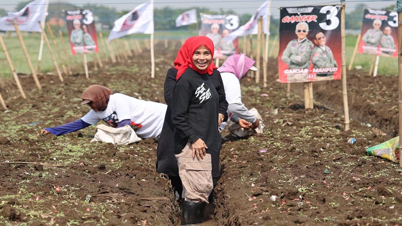 Atikoh Tanam Bawang Merah di Probolinggo, Pastikan Ganjar-Mahfud Komitmen Sejahterakan Petani 
